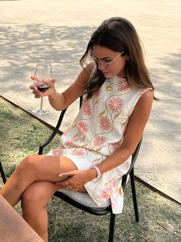 Vestido de mulher sem mangas com estampado floral e corte A