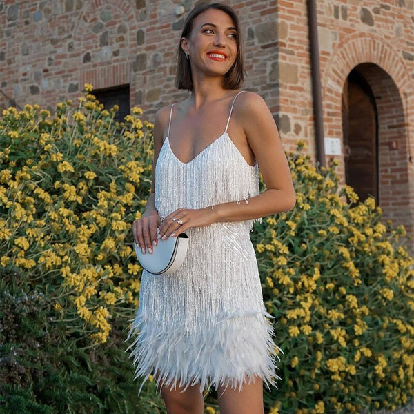Vestido mini com franjas e alças para mulher com bainha de penas