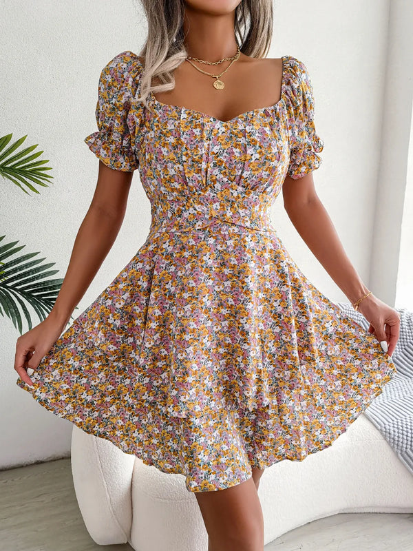 Vestido mini floral de manga curta para mulher com cintura com cordões e corte fluido