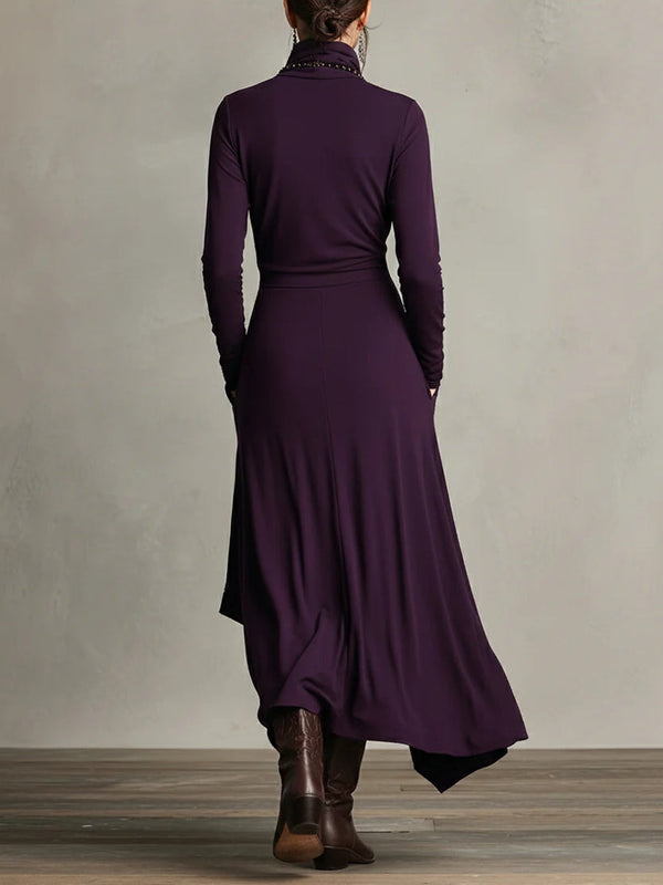 Georgia™ | Vestido maxi plisado assimétrico em cor roxa com gola alta (colar não incluído)