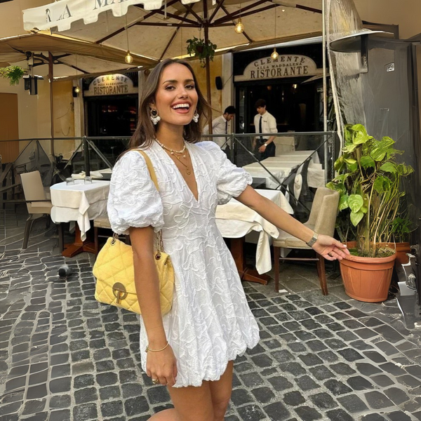 Vestido curto de mulher com mangas abalonadas e detalhe texturizado