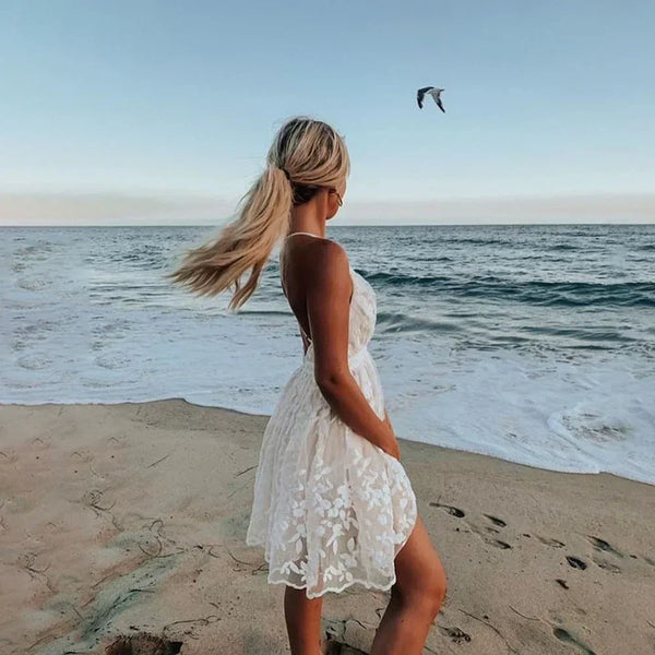 Vestido mini de renda para mulher com alças ajustáveis e bordado floral