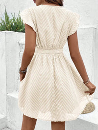 Vestido mini de mulher com decote em V e manga curta com detalhe de ribete de crochet
