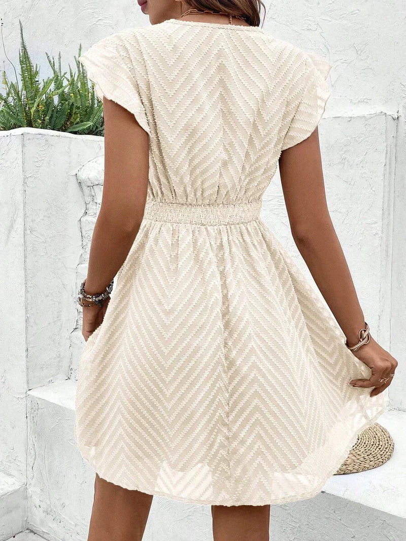 Vestido mini de mulher com decote em V e manga curta com detalhe de ribete de crochet