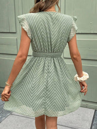 Vestido mini de mulher com decote em V e manga curta com detalhe de ribete de crochet
