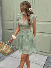 Vestido mini de mulher com decote em V e manga curta com detalhe de ribete de crochet