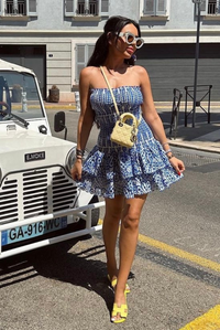 Vestido mini franzido sem alças para mulher com saia em camadas com volantes