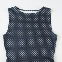 Vestido mini de bolinhas sem mangas para mulher com cintura ajustada