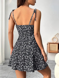 Vestido mini de mulher com estampado floral e alças atadas