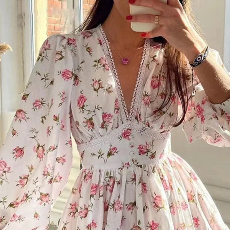 Vestido mini floral de corte A para mulher com decote em V e mangas longas
