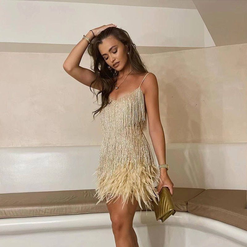 Vestido mini com franjas e alças para mulher com bainha de penas