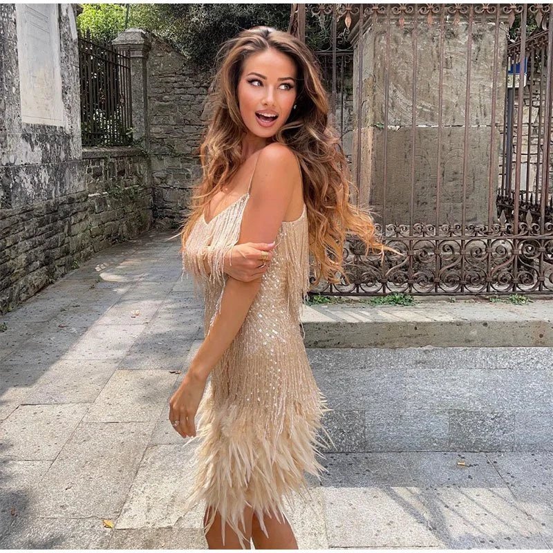 Vestido mini com franjas e alças para mulher com bainha de penas