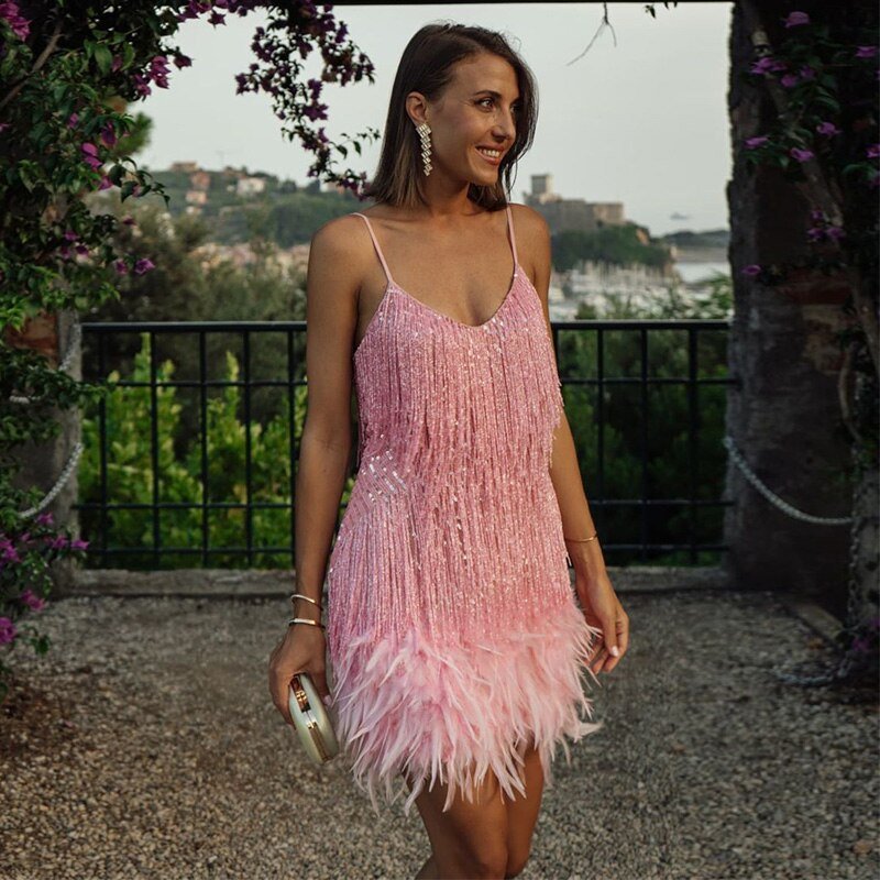 Vestido mini com franjas e alças para mulher com bainha de penas
