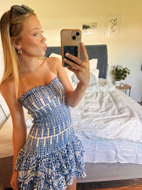 Vestido mini franzido sem alças para mulher com saia em camadas com volantes