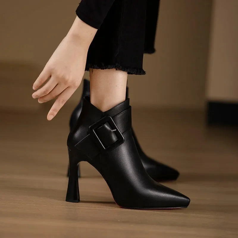 Constança | Botins de Salto Alto com Fivela