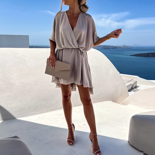 Vestido mini fluido com decote em V, mangas curtas e cintura alta para mulher