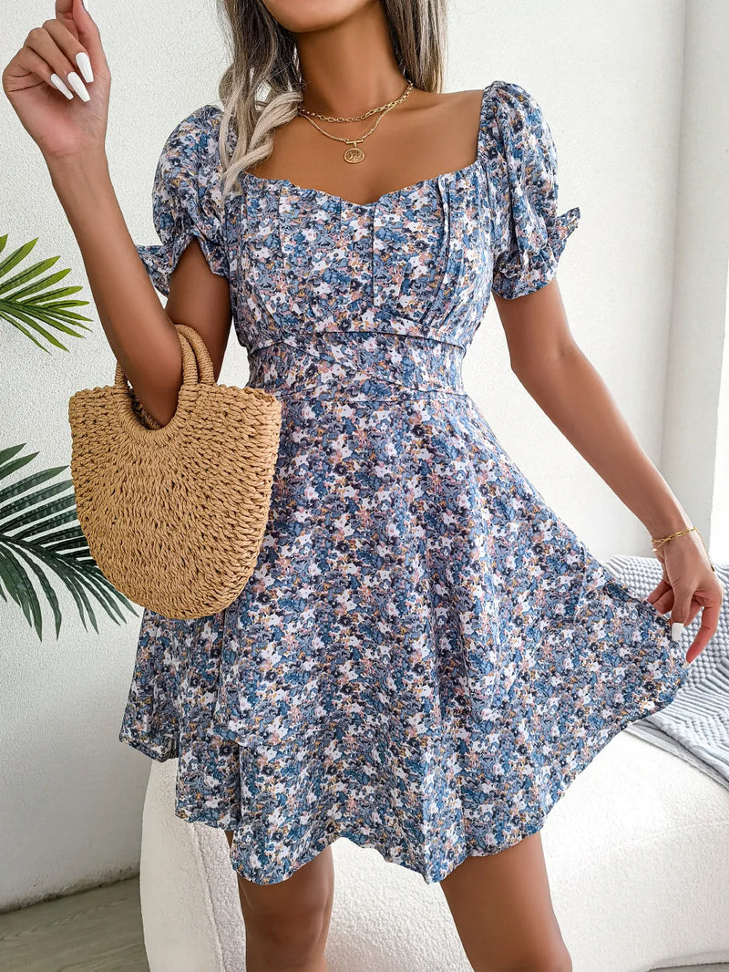 Vestido mini floral de manga curta para mulher com cintura com cordões e corte fluido