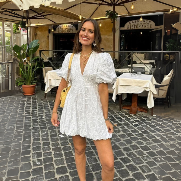 Vestido curto de mulher com mangas abalonadas e detalhe texturizado