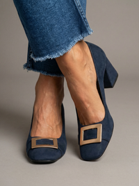 Inês | Sapatos de Camurça com Fivela Dourada
