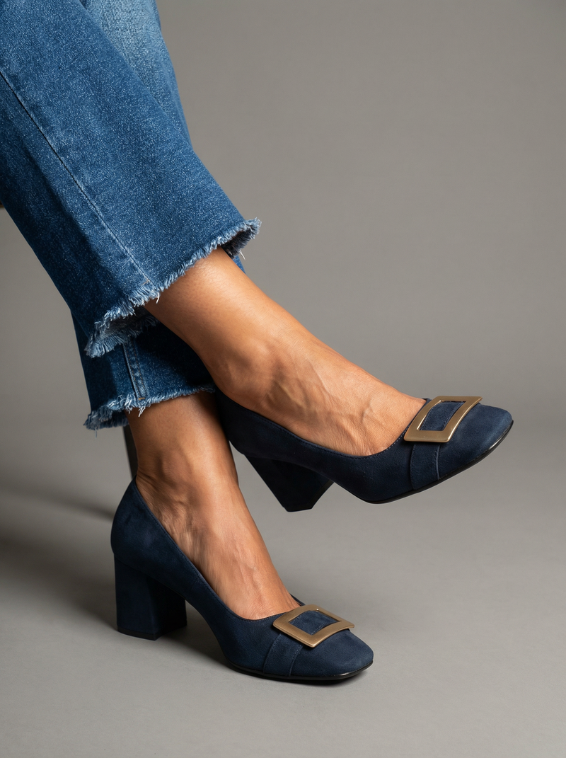 Inês | Sapatos de Camurça com Fivela Dourada
